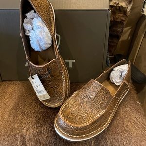 Brand new ARIAT Cruisers size 8 1/2